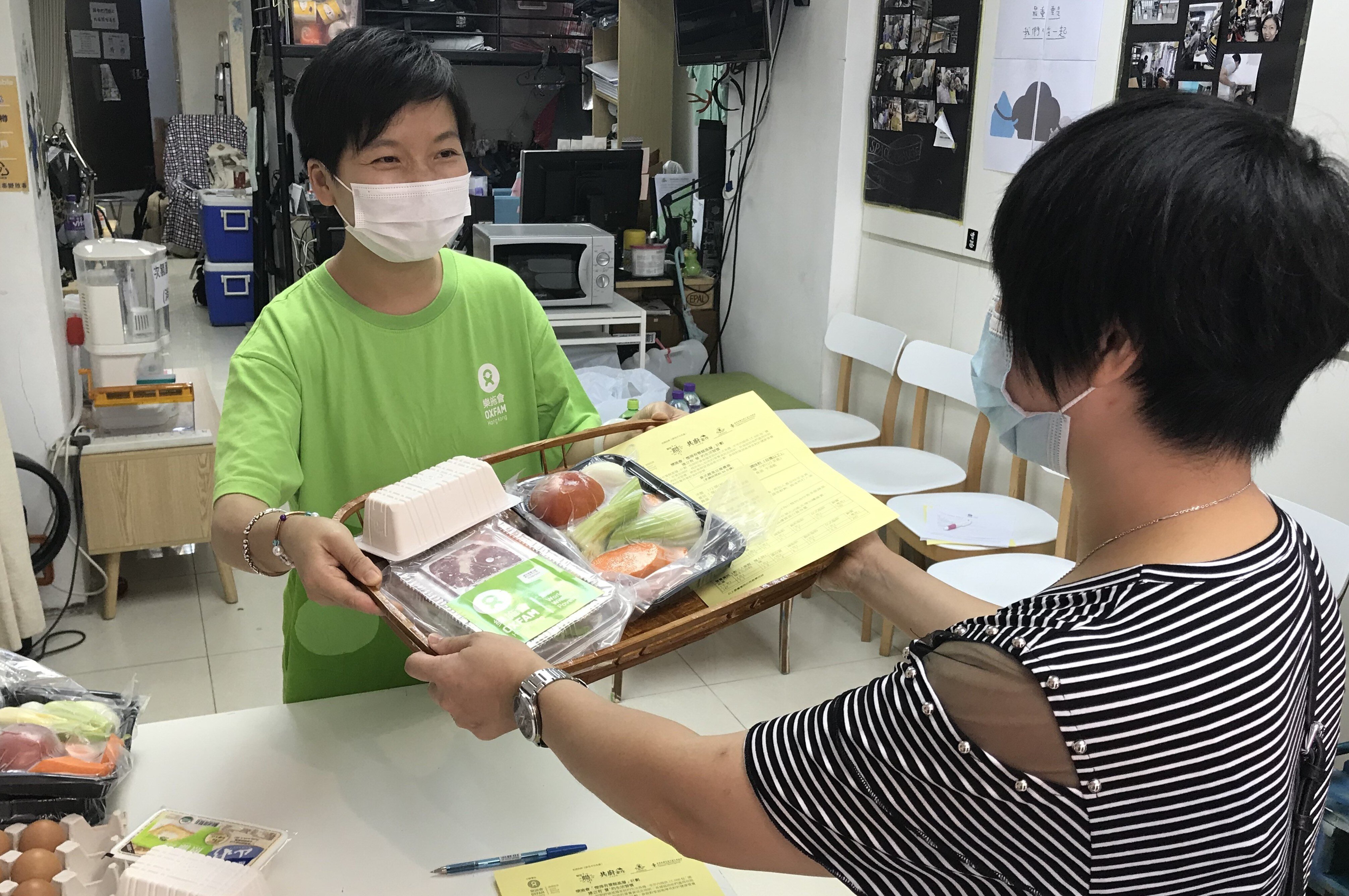 阿芳（右）一家五口住在深水埗的劏房單位。疫情期間，阿雯丈夫收入下跌近兩成，家庭經濟狀況更加拮据。參加計劃後，她學會多款高營養價值且價錢相宜的菜式。